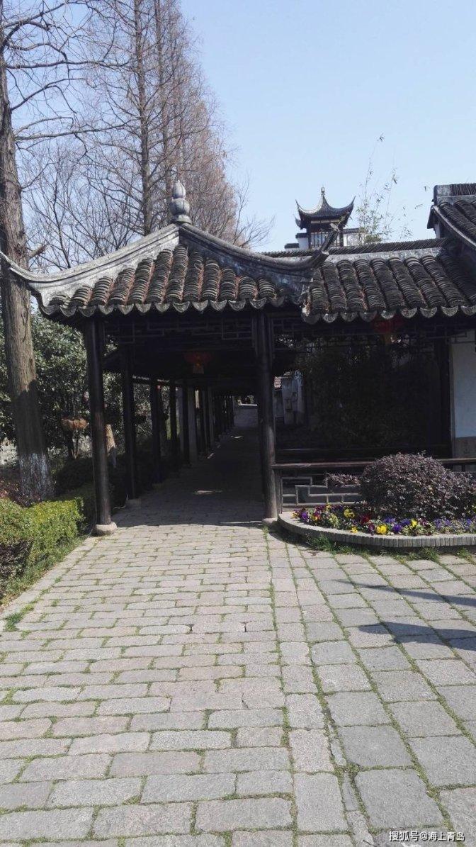默默无闻的蓝色套装裙，穿出优雅大方的美，你觉得时髦炫酷吗？
