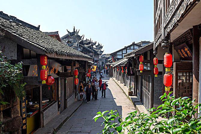 到药店买些感冒药,有个三十左右的小平头边买单,边挑逗店员